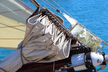 Voile repli&eacute;e sur la b&ocirc;me d'un voilier
