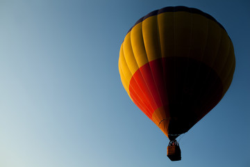 Fototapeta premium air balloon flying in clear blue sky;