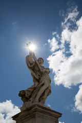Statue mit Sonne an der Engelsbrücke