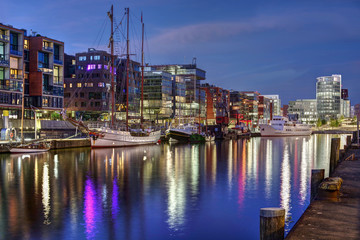 Traditionshafen in der Hamburger HafenCity am Abend