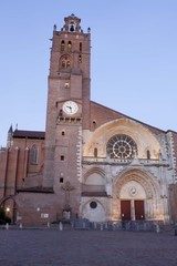 Fototapeta na wymiar Saint Etienne cathedral in Toulouse and its bell tower, France