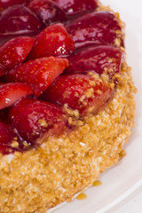 Strawberry cake with almonds and cream