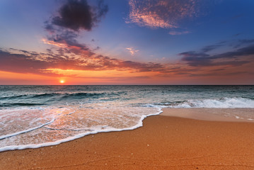 Fototapeta na wymiar Beautiful tropical sunrise on the beach.