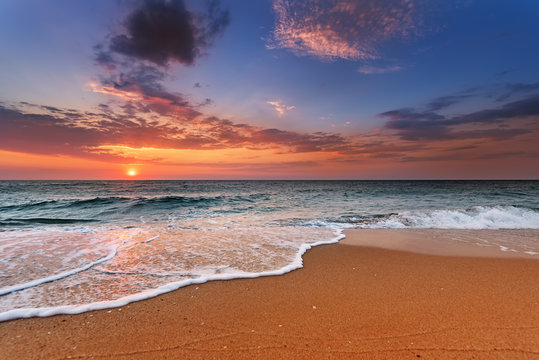 Fototapeta Beautiful tropical sunrise on the beach.