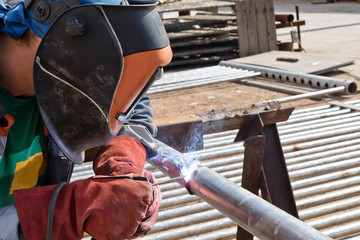 Manual arc welding of stainless steel pipe