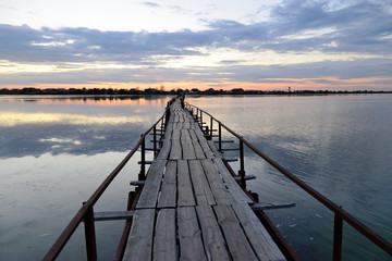 Naklejka premium Most na jeziorze