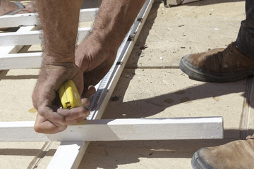 Obrero trabajando. Reformas en general. Operario realizando el corte la medición y la soldadura. Chapuzas en el hogar 