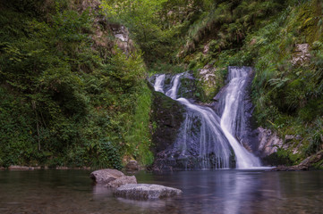 Obraz premium Die Allerheiligen-Wasserfälle im schönen Schwarzwald Sommer verträumt warmer stil