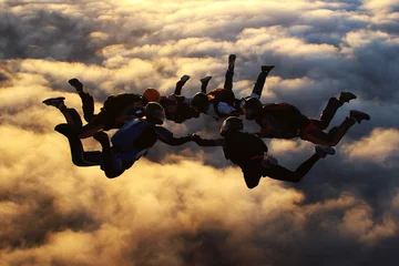 Keuken foto achterwand Luchtsport Parachutespringen bij zonsondergang