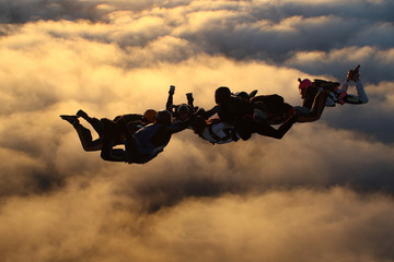 Parachutisme au coucher du soleil