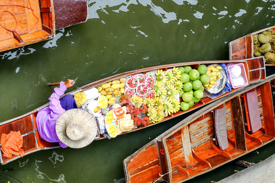 Damnoen Saduak floating market, The famous attractions of Ratchaburi. Launched to the world as the source. The first tour since 2510.