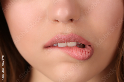Erotische Bild eines Mädchens, das sich auf die Lippe beißt reifer Sex frei