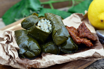Gefüllte Weinblätter mit Reis / Dolma  - Dolmades, Sarma / Foodstyling / Nahaufnahme - Makro 