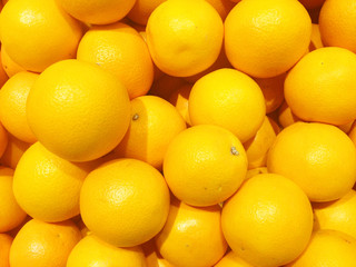 fresh oranges in the market