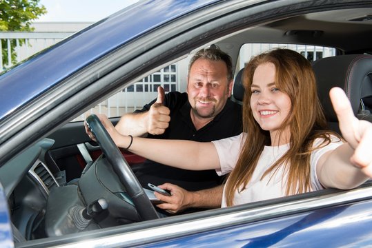 Fahrlehrer und Fahrsch&uuml;lerin im Auto