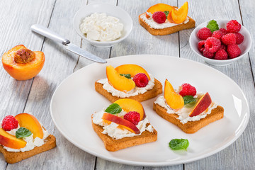 Open sandwich: mascarpone cheese, raspberry, peach slices and mi