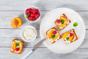 Open sandwich: mascarpone cheese, raspberry, peach slices