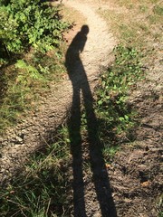 Schattenmensch in gebückter Haltung