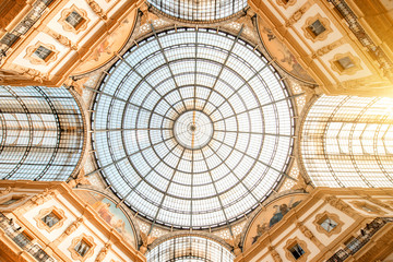 Naklejka premium Wnętrze z pięknymi szklanymi sklepieniami w słynnej galerii handlowej Vittorio Emanuele w centrum Mediolanu.