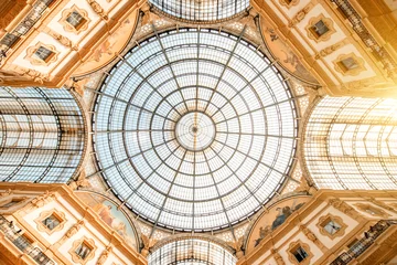  Interieur met prachtige glazen gewelven in de beroemde winkelgalerij Vittorio Emanuele in het centrum van de stad Milaan. © rh2010