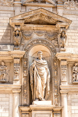 Obraz premium Statue on Giureconsulti palace in the center of Milan