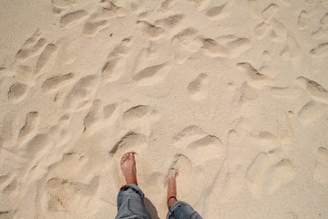 砂浜　/　ビーチの砂を足で感じる