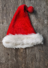 Obraz na płótnie Canvas bonnet de Noël en fourrure sur fond bois