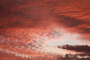 Nuvens vermelhas no por do sol