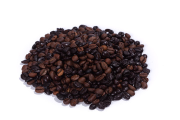 Dunkel geröstete Kaffee Bohnen, Freisteller auf weissem Hinterg