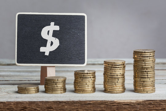 Dollar-Zeichen auf Schild, Geld Wachstum
