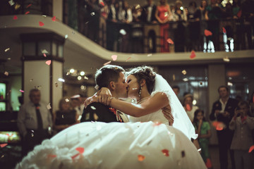 Naklejka premium groom and his wonderful bride dancing their first dance