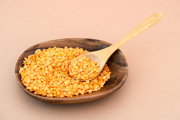 木の器に入ったレンズ豆