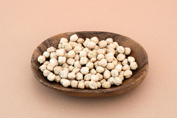 木の器に入ったひよこ豆