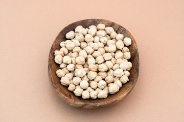 木の器に入ったひよこ豆