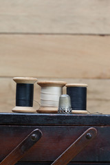 Nähgarn und Rollen mit Faden auf alter Holz Box zur Aufbewahrun