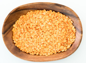 木の器に入ったレンズ豆, 白背景