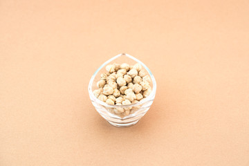 透明の器に入ったヒヨコ豆