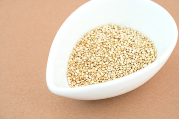 白い器に入ったキヌア