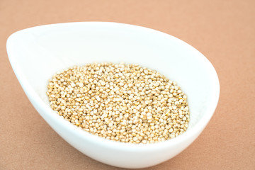 白い器に入ったキヌア
