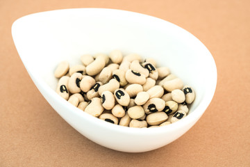 白い器に入ったブラックアイビーンズ
