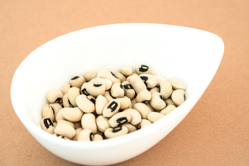 白い器に入ったブラックアイビーンズ