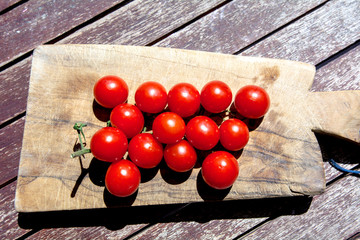 Pomodori su un tagliere con vista dall'alto