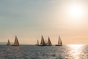 Plakat żeglowanie na morzu podczas zachodu słońca