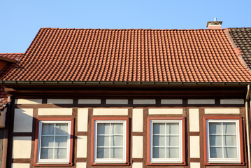 Altes Fachwerkhaus in der Abendsonne mit roten Balken und weißen Fenstern in Dransfeld, Niedersachsen, Deutschland
