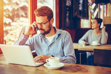 Young businessman working at the cafe