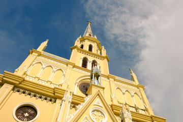Obraz premium Rosary church in Bangkok with blue sky background. This church has more 200 years old. Open for free to see and pray.