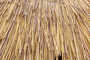 toiture en paille synth&eacute;tique