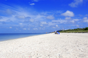 Fototapeta na wymiar Barefoot Beach in Florida