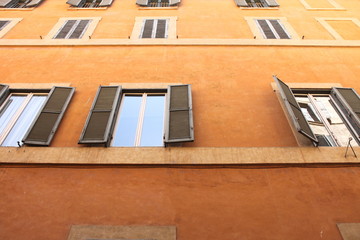 Obraz premium Windows of old house. Mediterranean architecture in Rome, Italy.