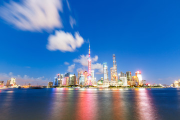 Fototapeta premium Piękna panorama miasta Szanghaj i rzeka Huangpu nocą, Chiny